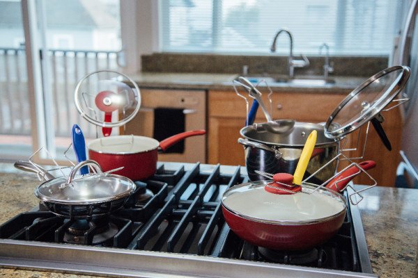 ForHomeUse's tweet image. LidSitter organizes your kitchen! 6 days left of our #Kickstarter campaign! Support us here: ow.ly/10sL14