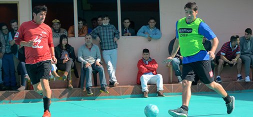 sifup's tweet photo. Sifup y mundialistas llegaron hasta #Colina2 para visitar a Luis Núñez #IvanZamorano https://t.co/NzliGVN8Ci https://t.co/dRRC67RRLw