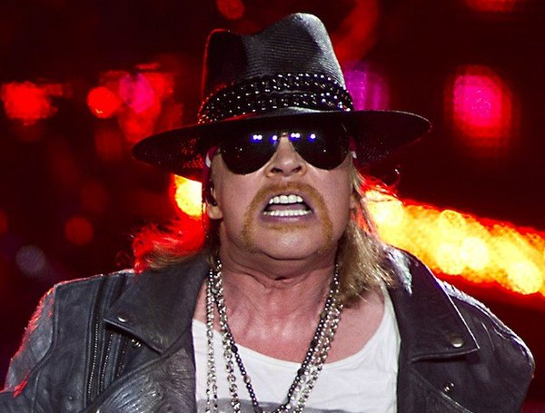 adnradiochile's tweet photo. Axl Rose se fracturó un pie previo a la gira de Guns N’ Roses
https://t.co/vd80jOYwoh https://t.co/iUY3VONx4v