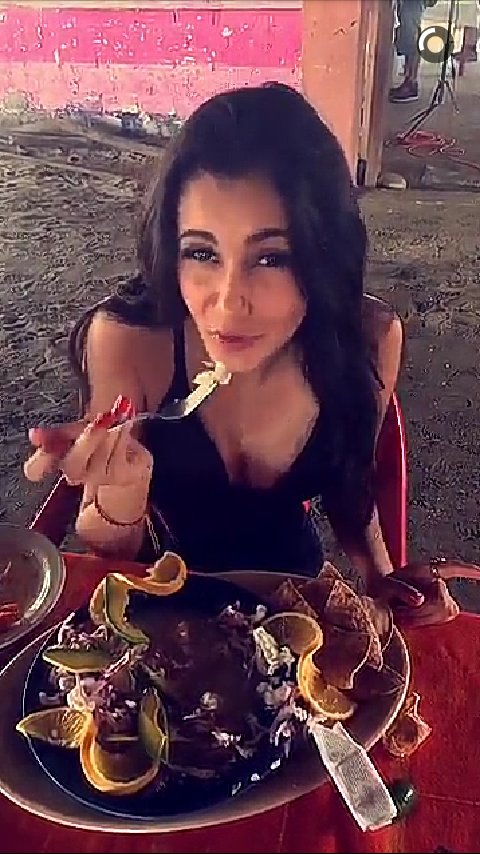 AnGeLdEdAnNaP's tweet photo. Que mal te la estas pasando eh Princesa @barbaraig jajajaja 😏😁😁 *Yum Yum disfruta hermosa* 😍😍 #snapchatb https://t.co/VBWwhEDfFz