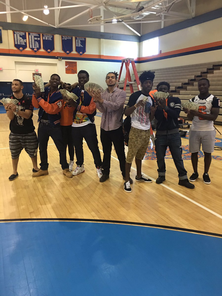 HaitianBoy_TJ's tweet photo. #PreGradBash #YoungBulls ๐๐ค๐ฏ https://t.co/XIeVsRyC9s