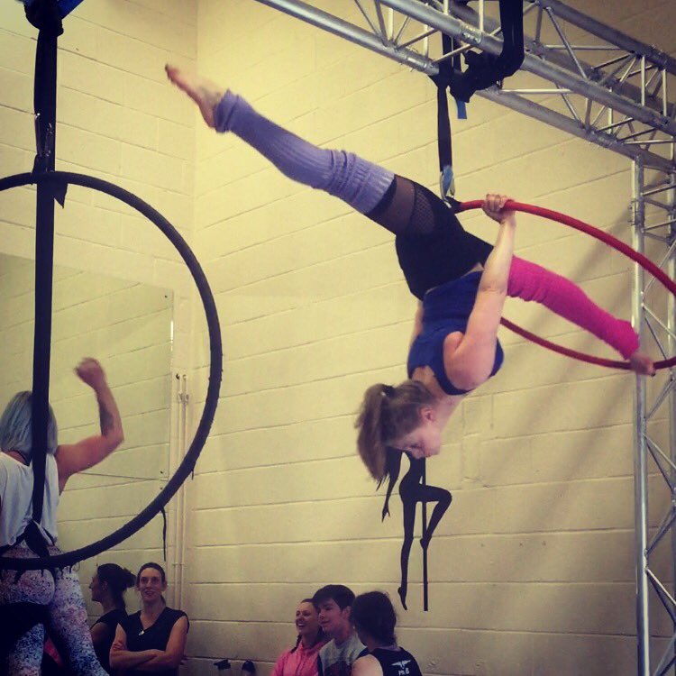 Spana88's tweet photo. #aerial #aerialhoop #lyra #flexible #bendy #splits #russiansplits https://t.co/xYWk0Mr7s2