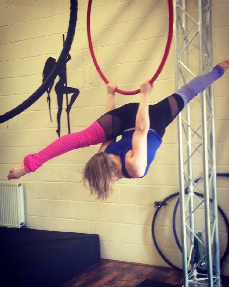 Spana88's tweet photo. #aerial #aerialhoop #lyra #flexible #bendy #splits #russiansplits https://t.co/xYWk0Mr7s2