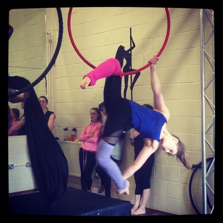 Spana88's tweet photo. #aerial #aerialhoop #lyra #flexible #bendy #splits #russiansplits https://t.co/xYWk0Mr7s2
