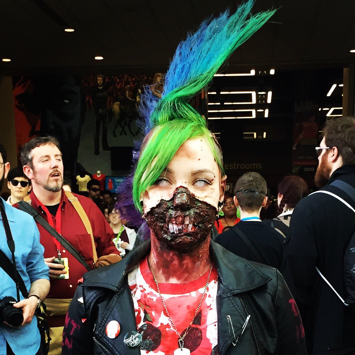 HOLY HELL. The best walker of #EmeraldCityComicon award goes to...