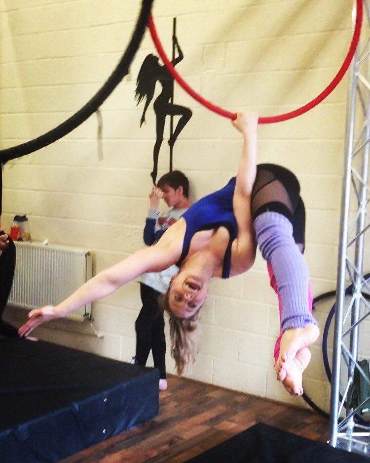 Spana88's tweet photo. #meathook #aerial #aerialhoop #lyra #flexible #splits https://t.co/qROolfOgB3