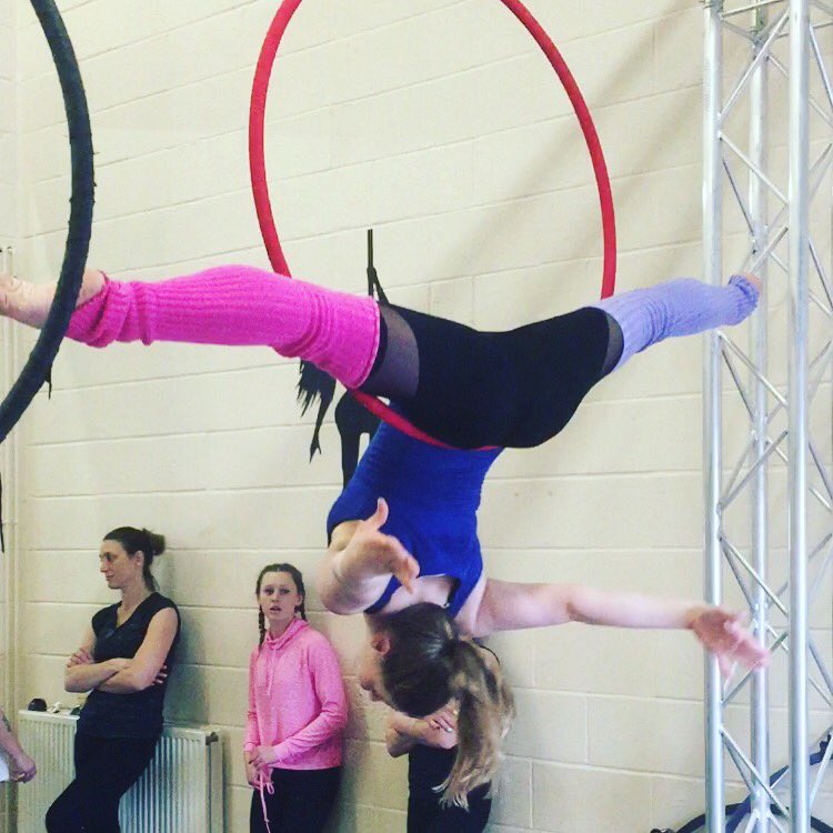 Spana88's tweet photo. #meathook #aerial #aerialhoop #lyra #flexible #splits https://t.co/qROolfOgB3