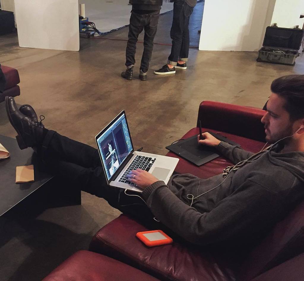 john1wenrich's tweet photo. #✌🏽️ #SetLife
#JV #TGIF
#Wacom #MacBook #Lacie
#RootStudios 📸: @sseliskar https://t.co/xYatn8fMdQ https://t.co/Lbowi9lb66