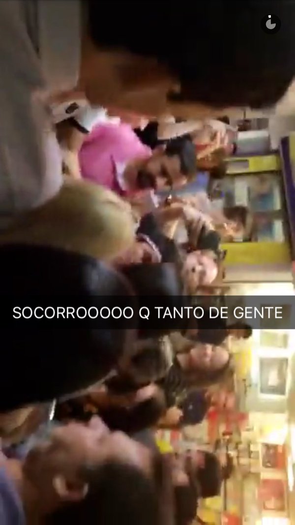 comentssl's tweet photo. Olha elaaaaaaaaaaaaaaaa no aeroporto de Goiânia, roubou a cena MESMO👏👏👏🌟 https://t.co/ofiIUuWHFr