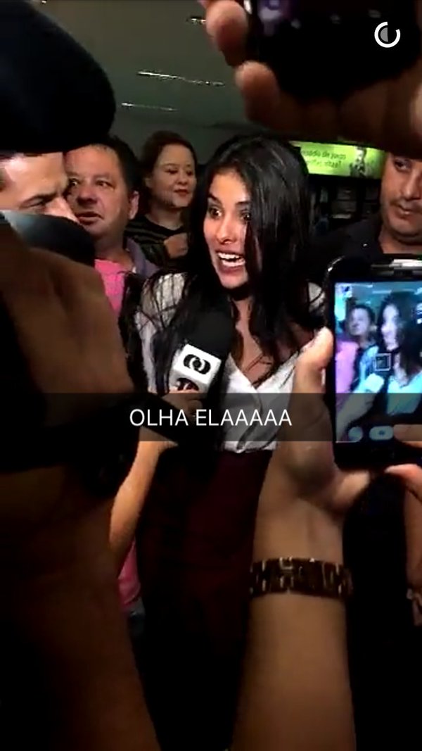 comentssl's tweet photo. Olha elaaaaaaaaaaaaaaaa no aeroporto de Goiânia, roubou a cena MESMO👏👏👏🌟 https://t.co/ofiIUuWHFr
