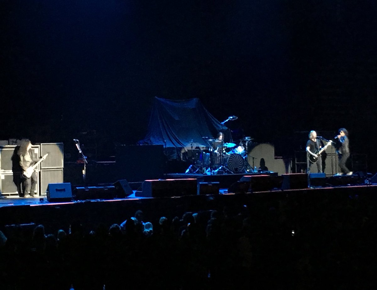 Brklynz20's tweet photo. You guys... @AliceInChains Holy F***!!!! https://t.co/NYkl5HuQGr
