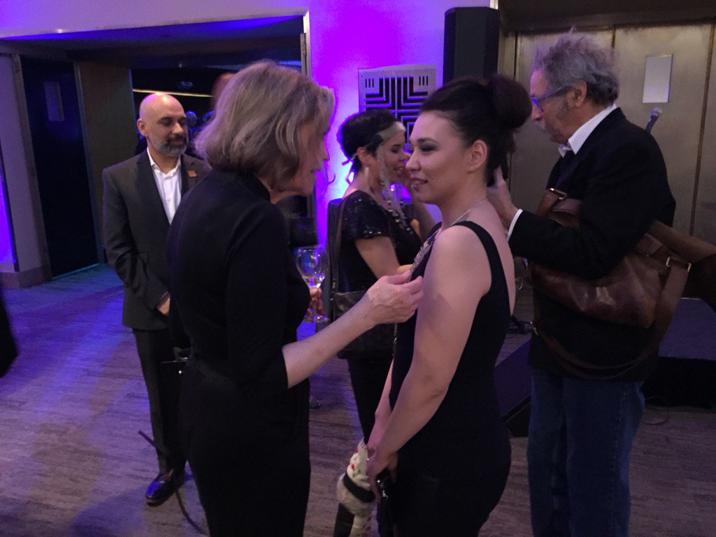#davidsuzuki80th  Catherine o'Hara congratulates Silla #ThroatSingers @sqamaniapik @cynthcity <a href="/DavidSuzukiFDN/">David Suzuki FDN</a> gala