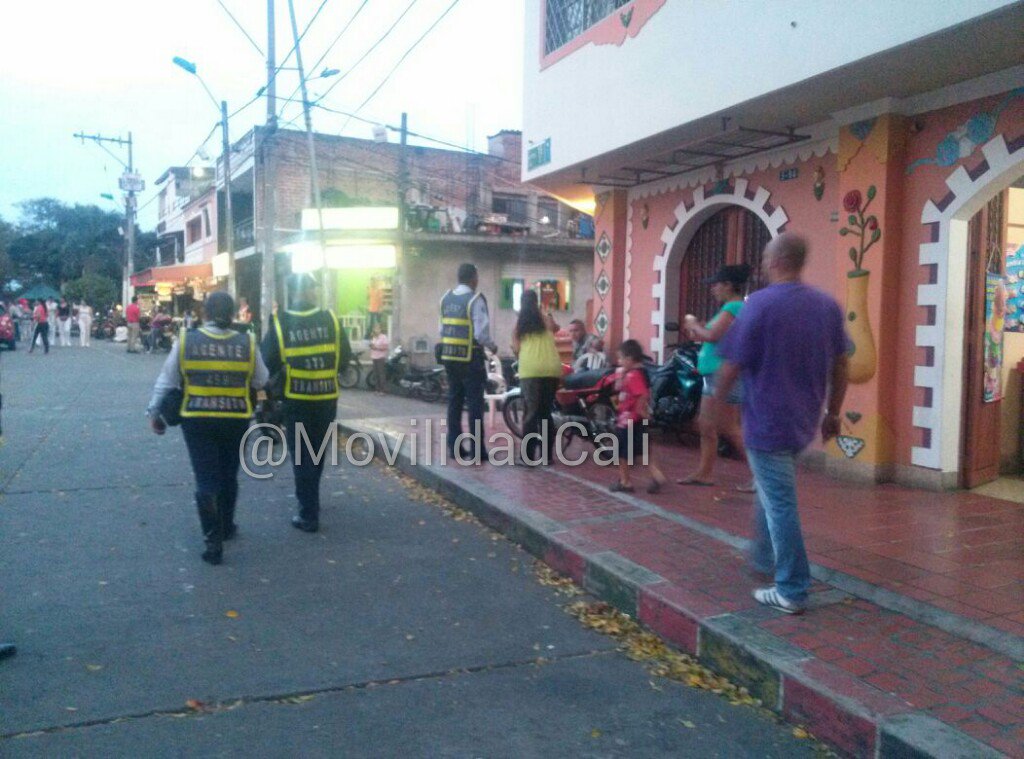 MovilidadCali's tweet photo. Agentes realizan controles a los conductores en La Loma de la Cruz y La Colina de San Antonio #CaliProgresaContigo https://t.co/0yrPbrWhpj