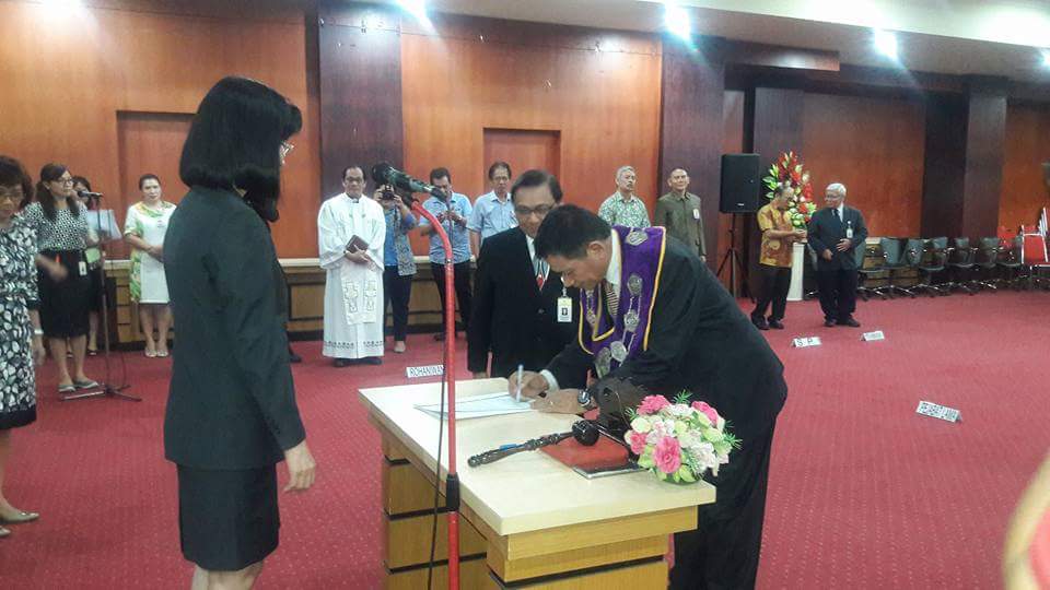 SAH!! DR. Novie Pioh, MSi Dekan Fispol Unsrat periode 2016-2020. Banyak selamat, mner!  :D