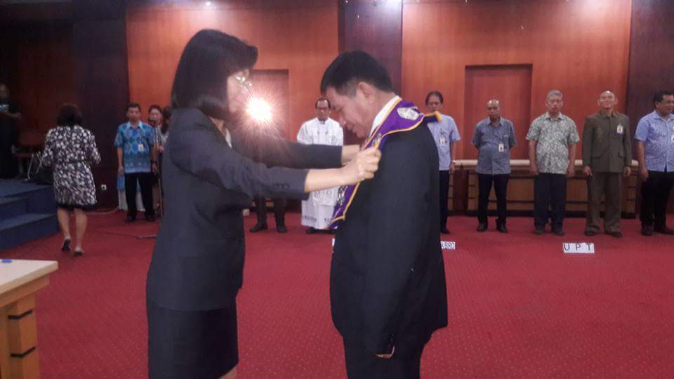 Pelantikan Dekan Fispol Unsrat periode 2016-2020 oleh rektor @kampusUNSRAT Prof DR Ir Ellen Kumaat MSc DEA.