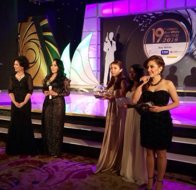 Good to be back on Twitter.... Last event for #raywhiteindonesia #raywhite #cynthiarompas #mc
