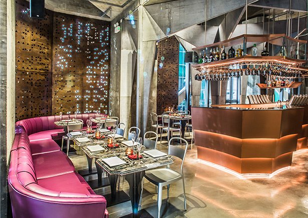 ADMEXICO's tweet image. #InteriorismoAD Déjate atrapar por el dramático diseño de este restaurante en Hong Kong. buff.ly/1TG9nC4