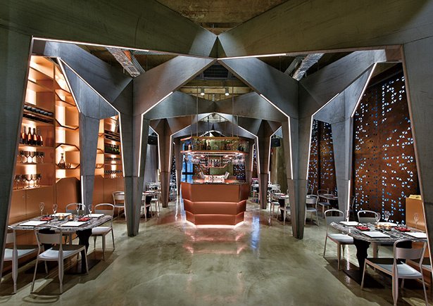 ADMEXICO's tweet image. #InteriorismoAD Déjate atrapar por el dramático diseño de este restaurante en Hong Kong. buff.ly/1TG9nC4