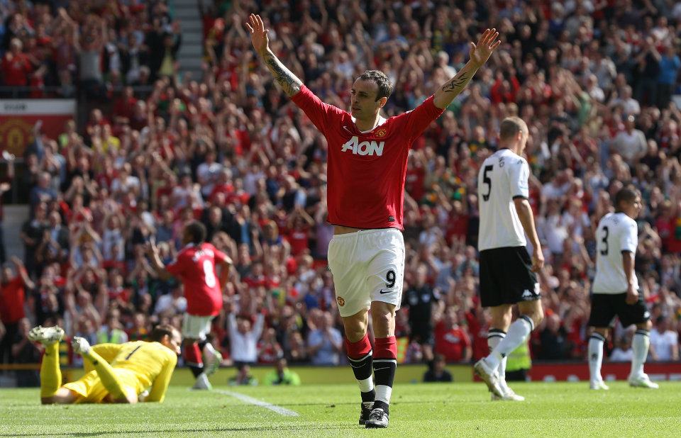 ManUtd_ID's tweet photo. #OnThisDay Berbatov and Valencia memastikan kemenangan 2-0 United atas Fulham di Old Trafford pada ajang PL 2011. https://t.co/Au8wZ4kz2H