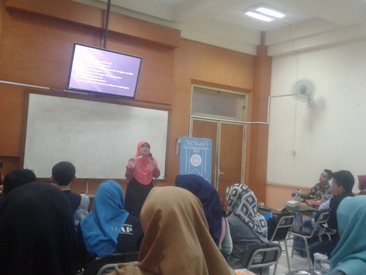 KOMAPUMY's tweet photo. sedang berlangsung penyampaian materi protokoler oleh ibu hijriyah oktaviani https://t.co/iK1AQTBKbP