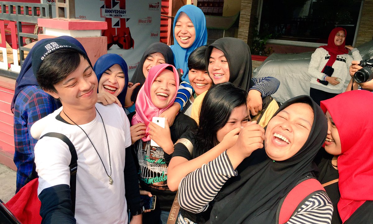 CharlesGozali's tweet photo. Ciieee Medan jadi yg pertama setelah gala premiere untuk nonton @juarathemovie @bismakarisma https://t.co/fEYhALJtFO