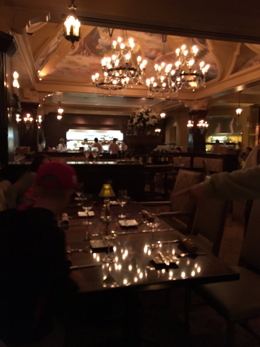 haileybri747's tweet photo. our waitress literally unfolded and put my napkin on my lap #muchclass #suchfancy #wow https://t.co/XORWNDTyBA
