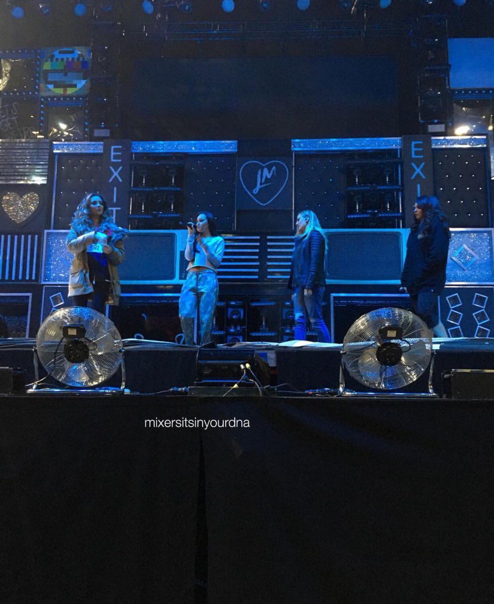 ArgentinaLM's tweet photo. Las chicas ayer durante la prueba de sonido en el #GetWeirdTourManchester. #MTVHitsLA #SecretLoveSong https://t.co/cGoJmyT4pW