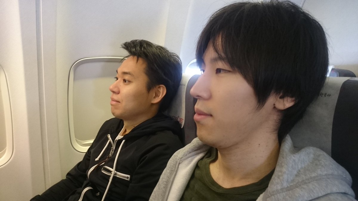 magotto3's tweet photo. ももちときど俺の３人揃って搭乗完了！いざソウルへ！ https://t.co/gAPX1TN847