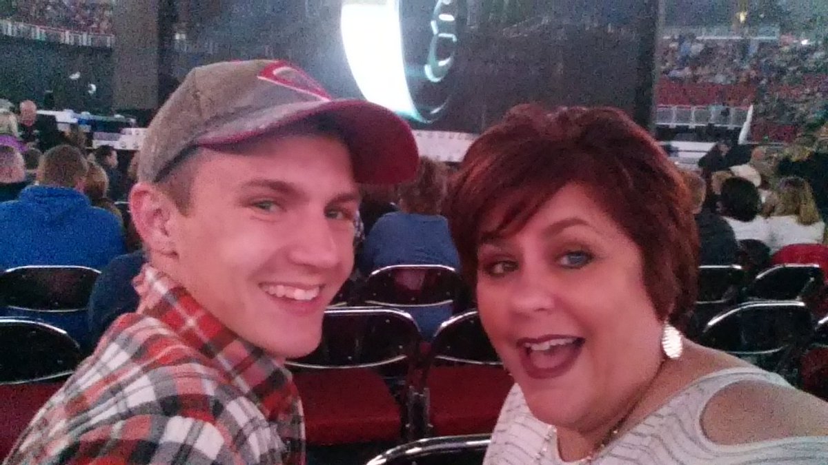 Michelle7528's tweet photo. Fourteen rows from Garth Brooks. Four. Teen. Rows. @kfc_yumcenter @_mattie14_ #imaybecrying #hesgonnaseeme https://t.co/zL0I9AqtnZ