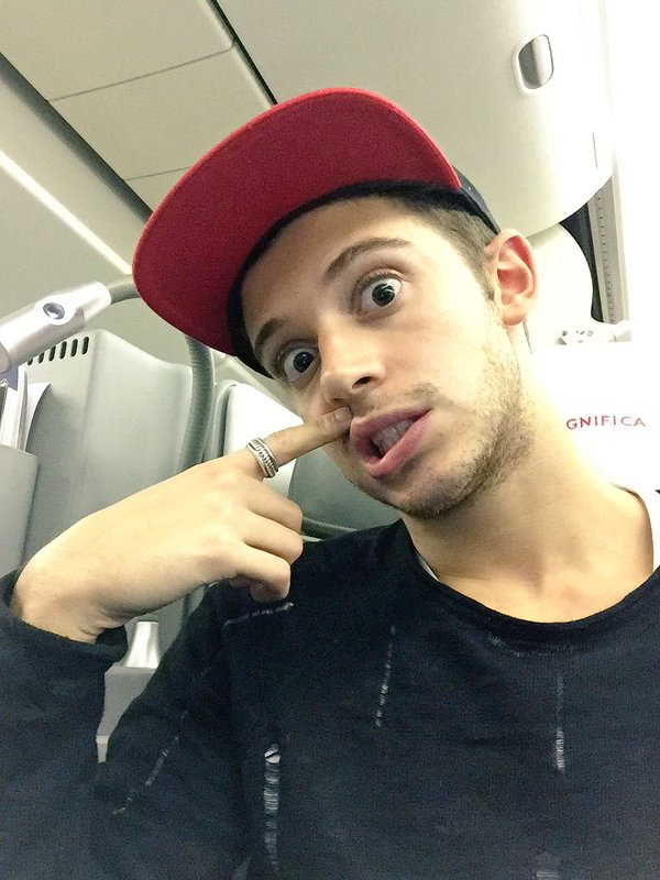 Ruggero_pasquer's tweet photo. 13 ore di viaggio 😁✈️ sonnifero aiutami tu! 😴 https://t.co/KfGfzQVdi2