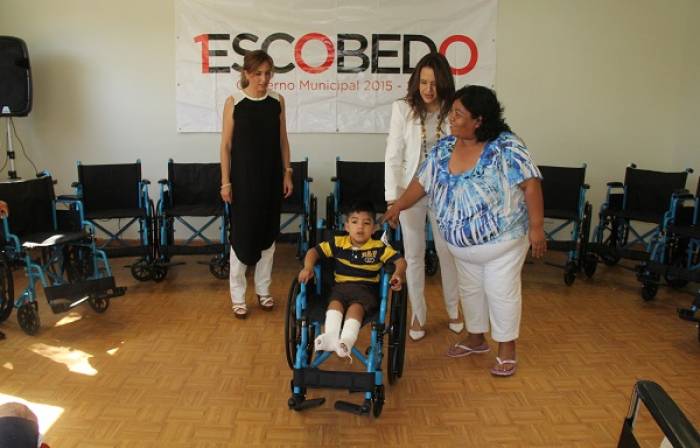 eitmediaglobal's tweet photo. https://t.co/KjXGLEzT7w

#eitLocal Entrega @claraluzflores sillas de ruedas en sectores vulnerables #EscobedoNL https://t.co/L20hKyIAYV
