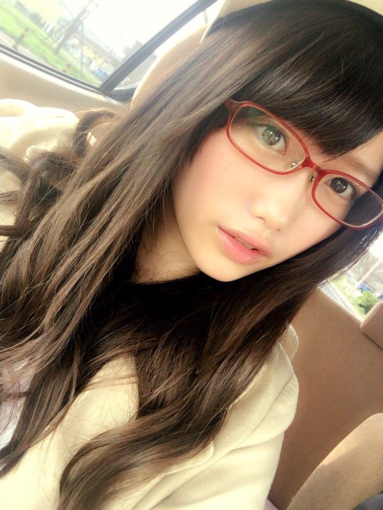 斜めを向いて自撮りする加藤里保菜の画像♪