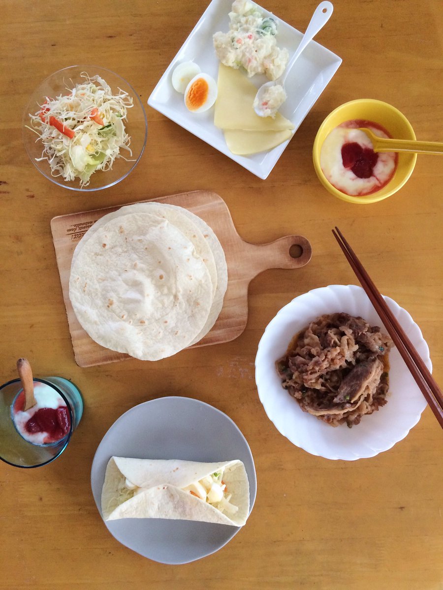 お昼ごはん
＊トルティーヤ
(野菜、ポテサラ、卵、チーズ
 プルコギ)
＊ヨーグルト

お母さんと2人で
トルティーヤパーティー🍴💫

ヨーグルトのジャムは
この前のお母さん作のやつ
苺がごろっとおいしい🍓