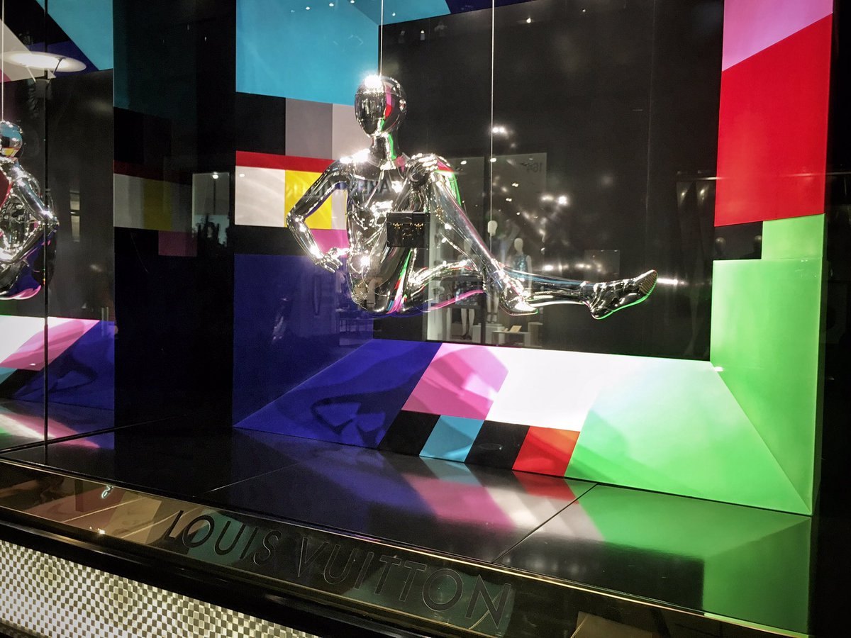 DesignAware's tweet image. Regarding that window @LouisVuitton, what a difference half a day makes. Design win!