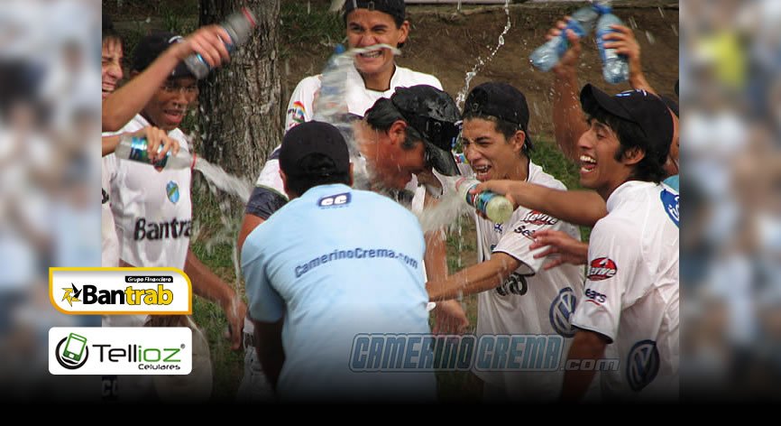 camerinocrema's tweet photo. #RecordandoUnPoco 3/4 | #Celebración +Baile de don Luis Grill + mojada de profes Sopegno y Willy #Especial #Mayo2010 https://t.co/o1DOXWYWZ9