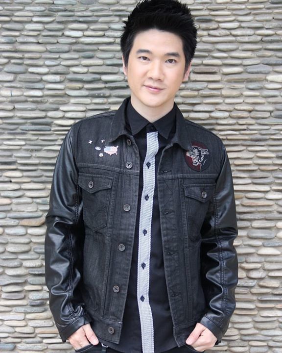RSmusicXth's tweet photo. รักชาติให้ยืนตรง. รักมั่นคงให้ยืนข้างเป้ #klerm #rsfriends #yesmusic @paeklerm https://t.co/4oHr15TdJP https://t.co/xgStsrq8ym