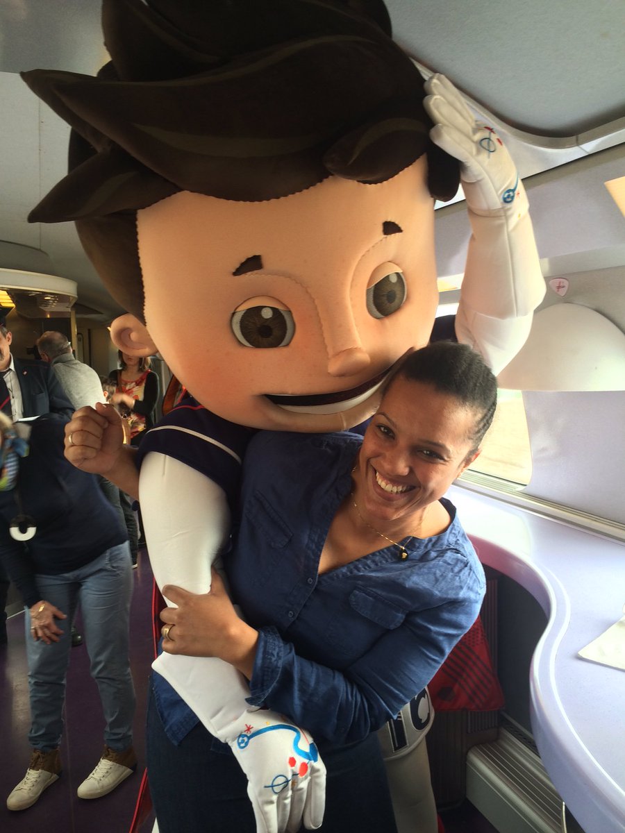 @LucieDecosse donne un cours de judo à la mascotte de #EURO2016 @DansLeTGV #tourneedeschampions #citoyendusport