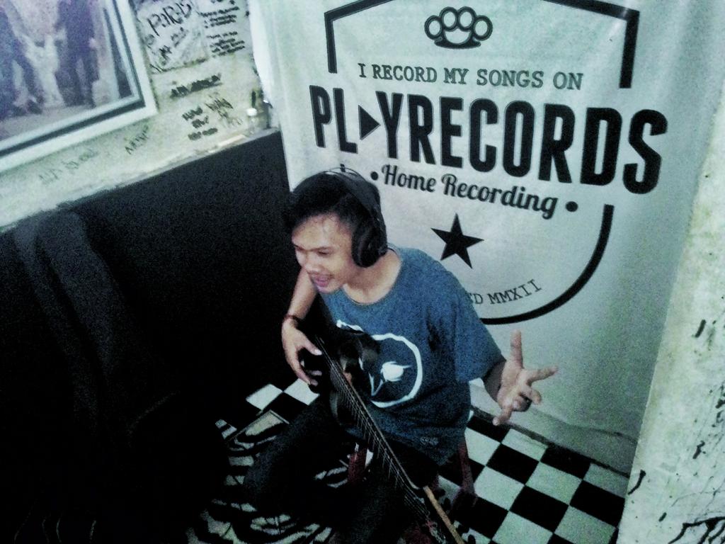 Last Day Revenge (@ld_revenge) on Twitter photo Sesii Recording Gitaris dan Vokalis kita nih di <a href="/playrecordsjkt/">PLAY RECORDS</a> 
<a href="/alvarianJ/">Alvarian Julianto</a> Sesii Recording Gitaris dan Vokalis kita nih di <a href="/playrecordsjkt/">PLAY RECORDS</a> 
<a href="/alvarianJ/">Alvarian Julianto</a>