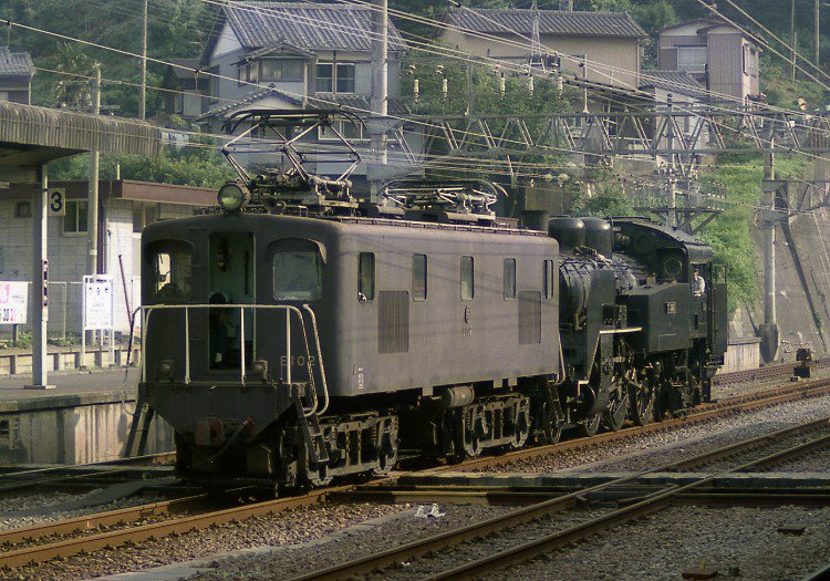 local_train64's tweet photo. 大井川鐵道へ乗入れたナコ座
1985年7月頃の撮影だと思います。81系の頃は毎年恒例の運転でしたが、12系になってからはこの時１回だけだったかも？
ゴハチからC11へ。豪華なリレーでした。 https://t.co/g8H3YlGJIa