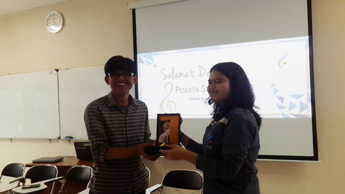 Penyerahan kenang-kenangan dari Pasuma Unisba kepada PSM Unpad.