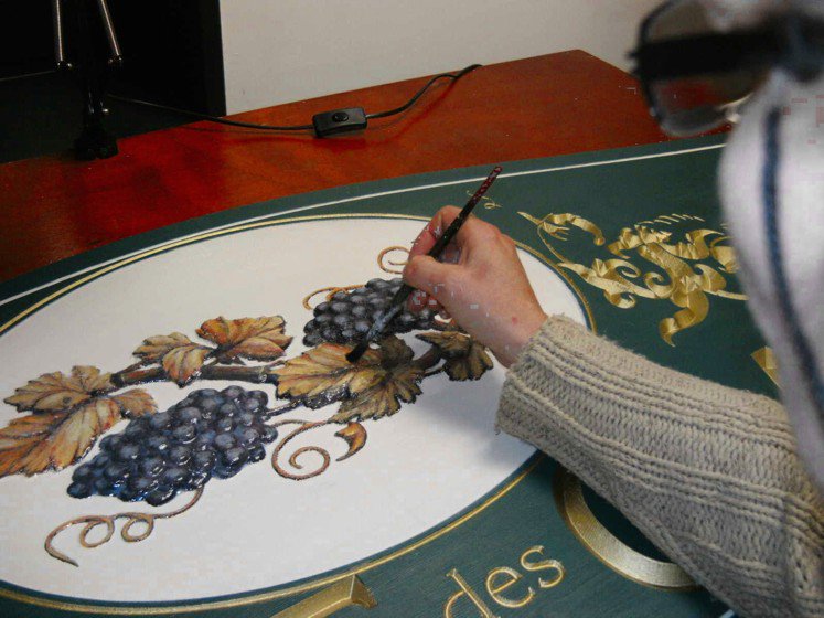 sascombigraf's tweet image. Tout en mélèze, gravé et entièrement peinte à la main cette enseigne trone à l&apos;entrée d&apos;un domaine viticole.