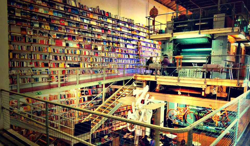 TwLetteratura's tweet photo. Tutto il mondo è una libreria. Tutto il mondo è #Lisbona, per una notte. https://t.co/jzP2QyZV6I #LDN16 https://t.co/TMmsAytxke
