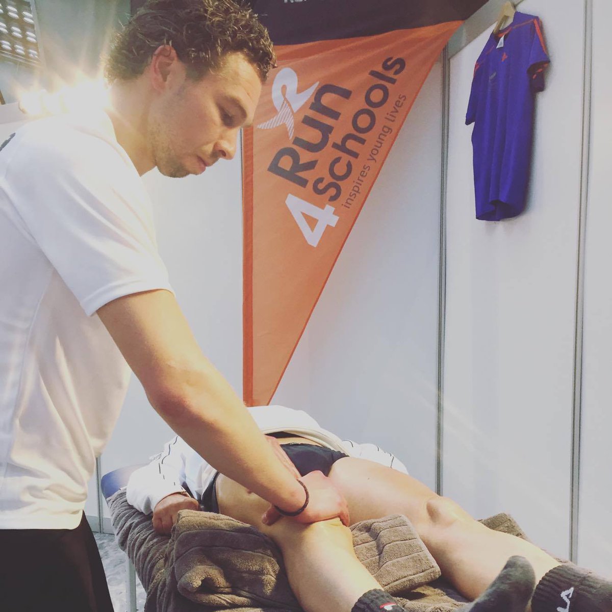 Run2DayNL's tweet image. Nog even de benen los gooien voor de marathon? Kom naar de @Run4Schools stand. Voor minimaal 1 euro raceday ready.