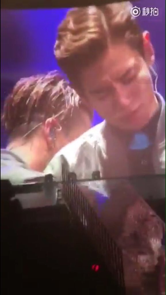 vipm_g's tweet photo. ในคอนตอนนั้นพี่ท็อปร้องไห้แทยังก็เป็นคนกอดปลอบ+ซับน้ำตาให้ ตอนนี้พี่ไปถ่ายหนังไกลๆก็เขียนจม.ไปหา เรียลมาก😭💕 #TOPSOL https://t.co/MFMp3KE9na