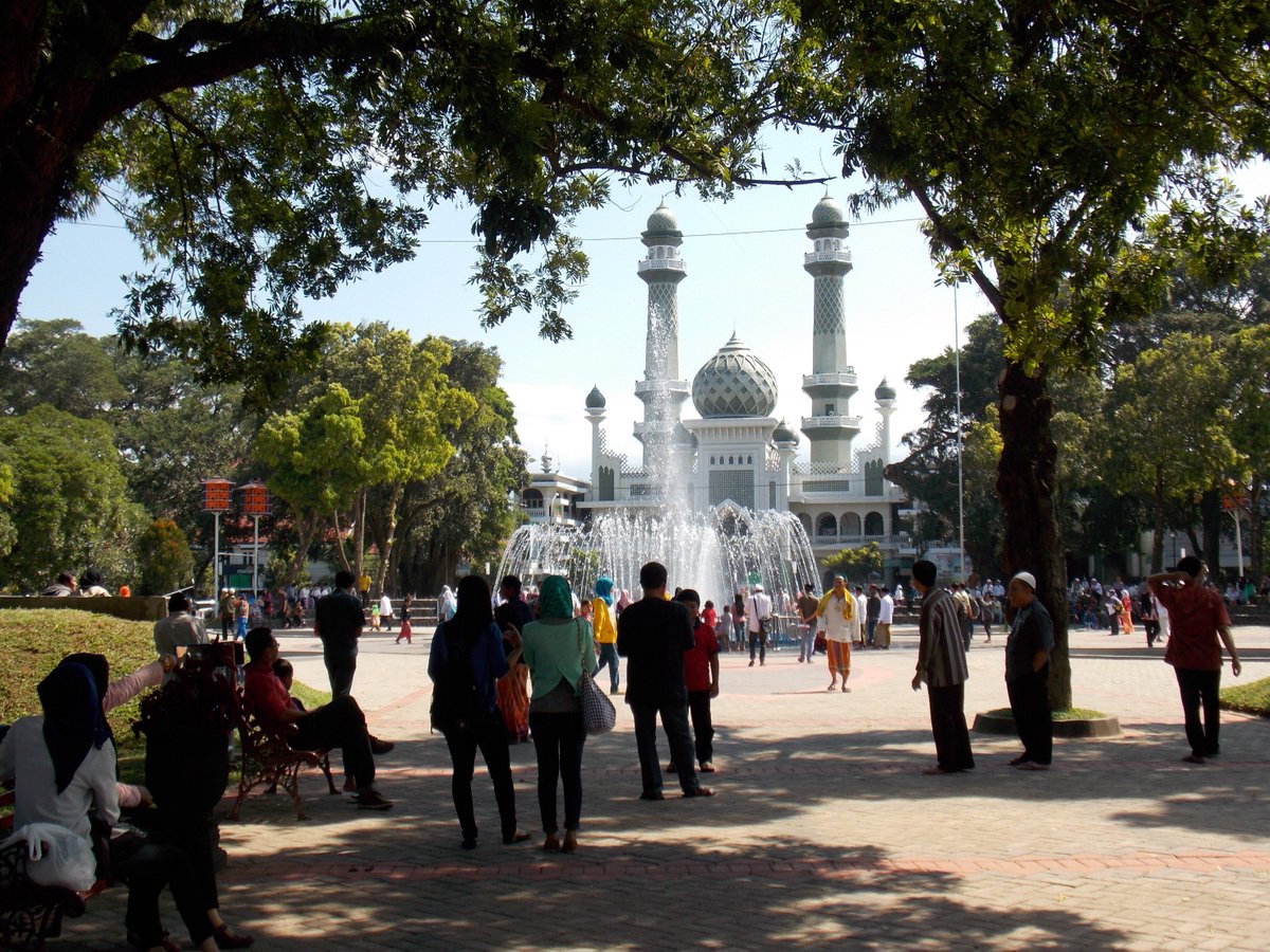 Alun-Alun Malang dan Masjid Agung Jami', dua ikon kota Malang. <a href="/PemkotMalang/">𝐏𝐞𝐦𝐞𝐫𝐢𝐧𝐭𝐚𝐡 𝐊𝐨𝐭𝐚 𝐌𝐚𝐥𝐚𝐧𝐠</a> #kelilingmalang #ngalamkipa