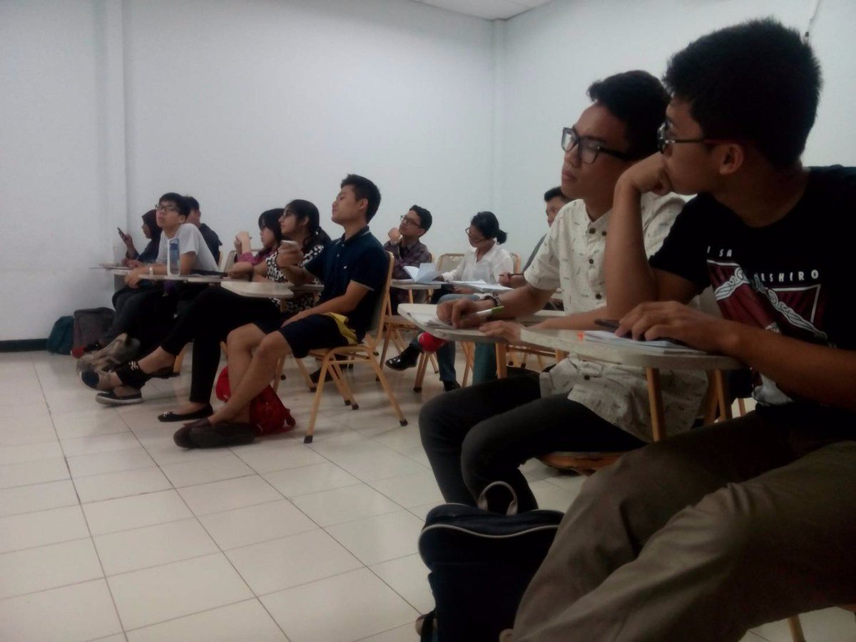 TRAPedsui's tweet photo. We're entering the next agenda after seminar which is workshop brought by @eds_ui 's experienced debater! #TRAP2016 https://t.co/dASdfOhrcO