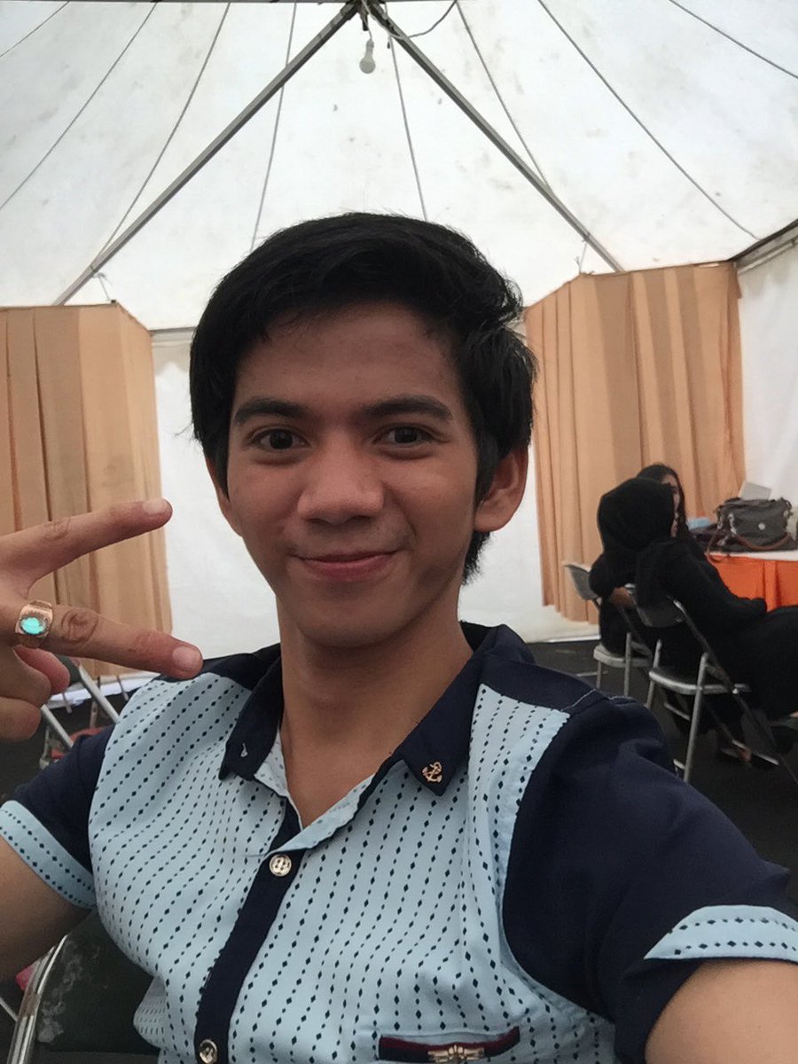 DA2_Ridho's tweet image. Narsis dulu lah di backstage Inbox😂🙈
Info untuk HBN tyang nya pukul 20.45 ya.lebih awal. #RizkiRidhoAtInboxBatang