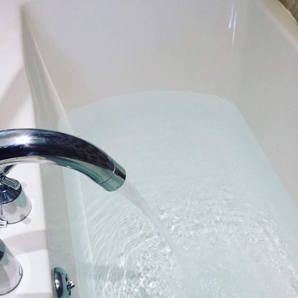 newmumblings's tweet photo. How different it looks without all those ducks, boats and bubbles #grownupbathtime #andrel… https://t.co/uB6Mizu9il https://t.co/ukLM0wMyCf