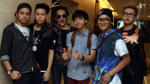 MAGMAEnt's tweet photo. Saat ini, @SMASHindonesia sdh memiliki 3 album:
SM*SH (2011)
Step Forward (2012)
Best of The Best (2016) #MagMAent https://t.co/GHPGKsAplq