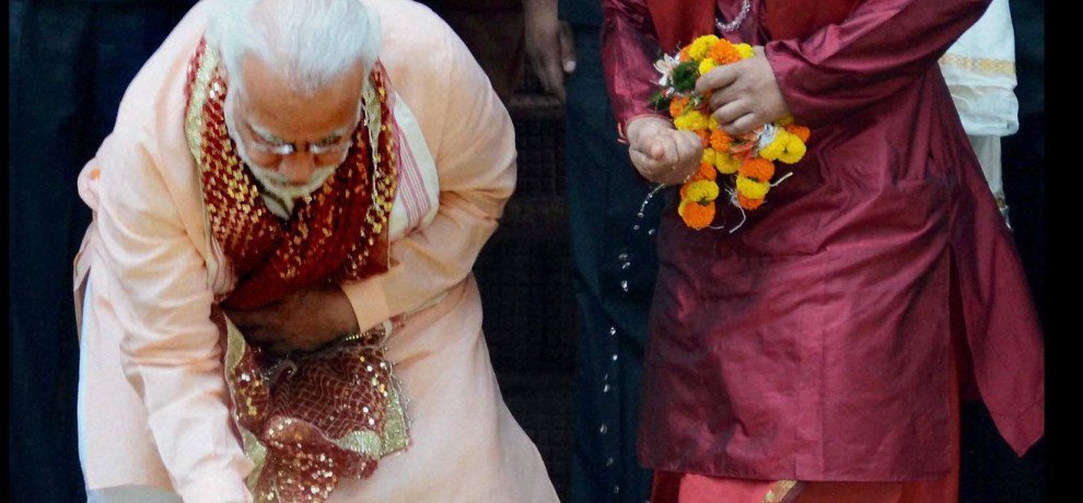 manojsirsa's tweet photo. लोगों से मिलते जुलते प्रधानमंत्री @narendramodi ने कामख्या मंदिर में ��ी पूजा #Pictures #ModiInAssam #ModifiedAssam https://t.co/fEMsUvxfwp